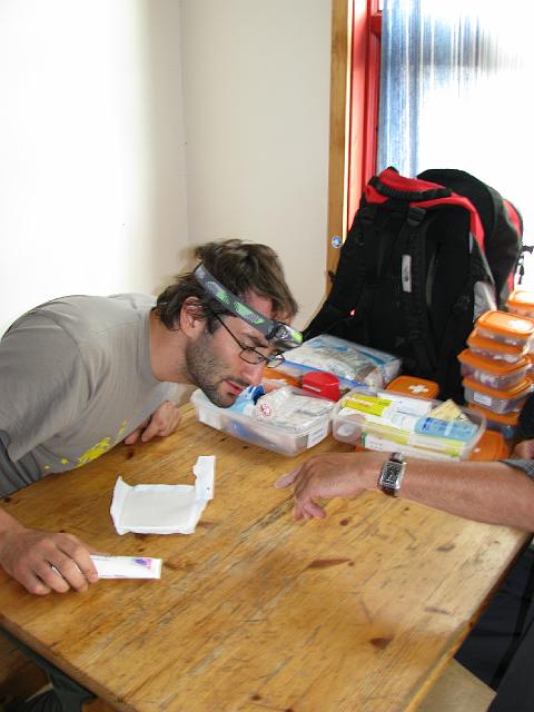 longyearbyen_8thjuly_jmb 103.jpg - Dr. C. Fresser ouvre la consultation pour le premier petit bobo, l'index de la main gauche de Roland présente un panaris qui migrera mystérieusement sur la main droite le surlendemain !